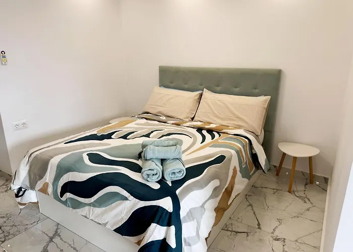 - Air Conditioning And Pool Appartement